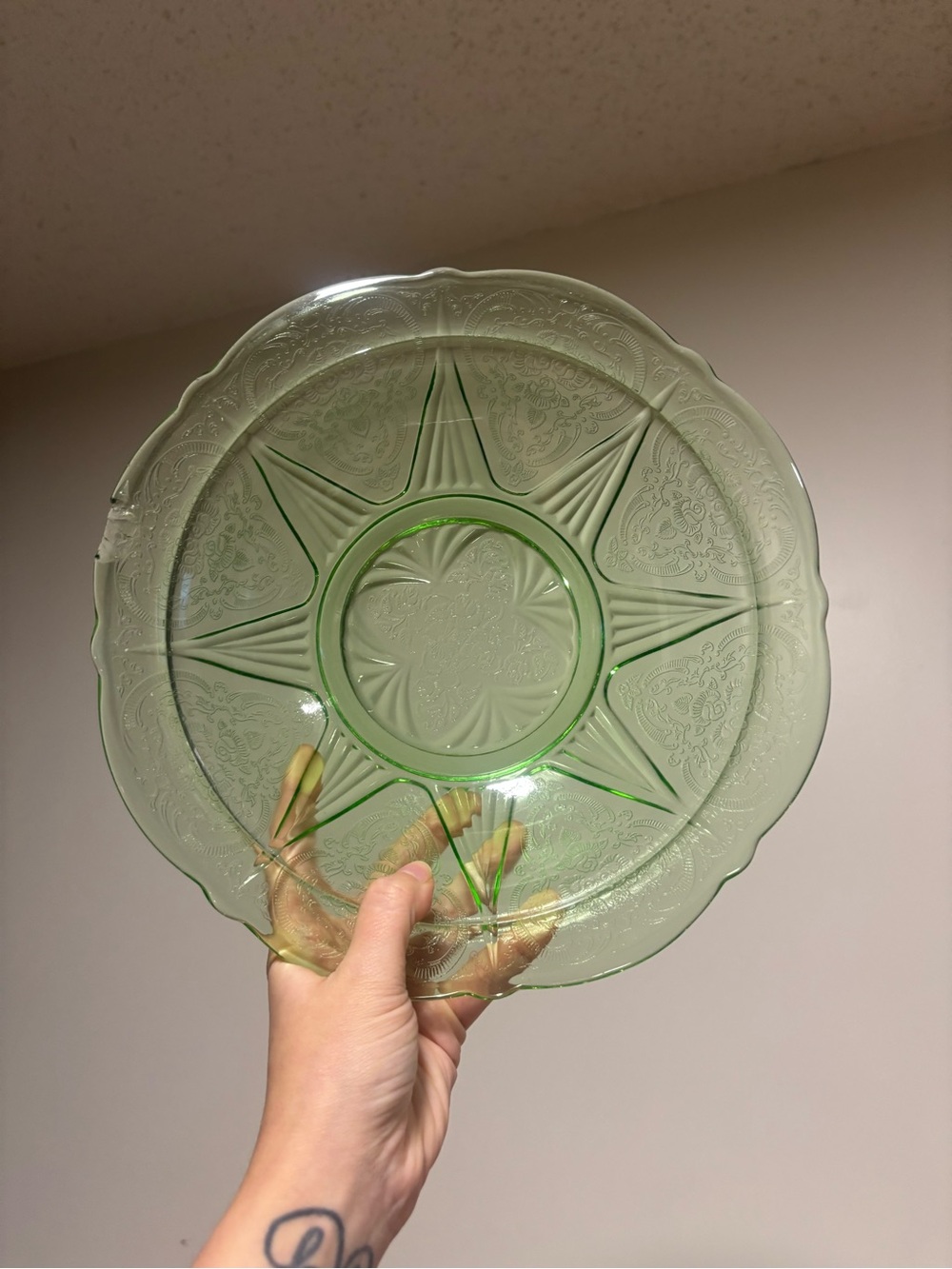 Vintage Green dep Pressed Glass Floral Serving Bowl – Scalloped Edge – Chipped